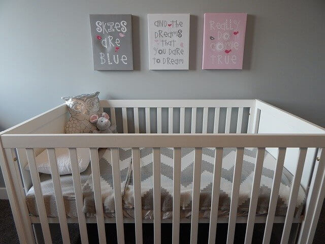 le lit dans la chambre d'un bébé
