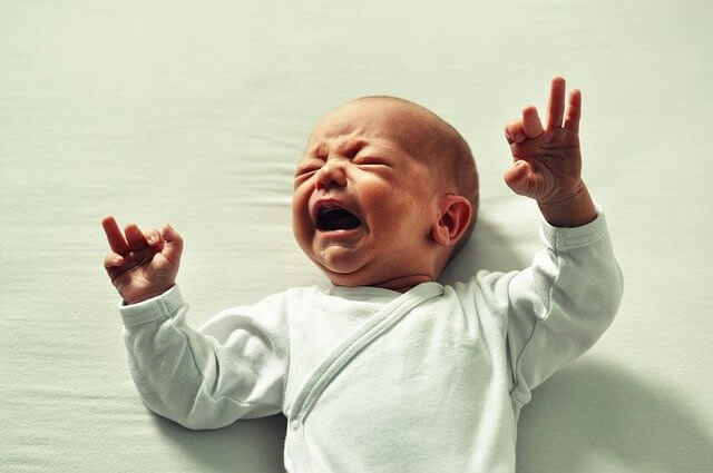 Un bébé qui pleure beaucoup : comment réagir ?