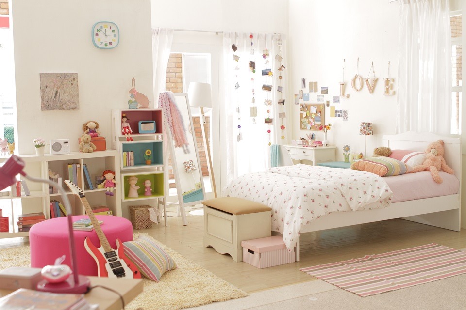 la chambre d'un enfant avec un lit