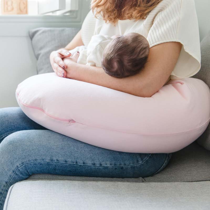 un bébé et sa maman qui utilise un coussin d’allaitement